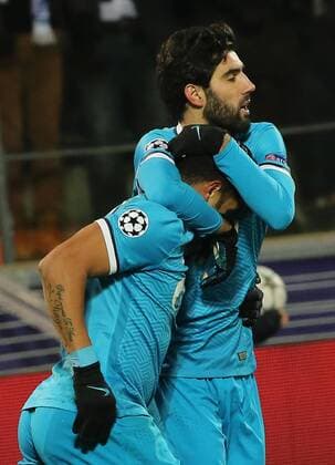 FuÃŸball, Champions League, Zenit St. Petersburg - Benfica Lissabon ST. PETERSBURG, RUSSIA. MARCH 9, 2016. Zenit s Hulk (L) and Luis Neto seen in the second leg of the 2015-16 UEFA Champions League Last 16 football match against SL Benfica at Petrovsky Stadium. Alexander Demianchuk TASS  TS018E21