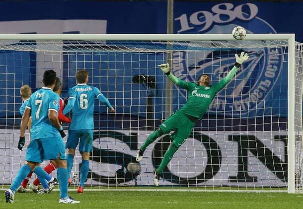 FuÃŸball, Champions League, Zenit St. Petersburg - Benfica Lissabon ST. PETERSBURG, RUSSIA. MARCH 9, 2016. Zenit s Hulk, Nicolas Lombaerts and Zenit s goalkeeper Yuri Lodygin (L-R) in action in the second leg of their 2015-16 UEFA Champions League Last 16 football match at Petrovsky Stadium. Alexander Demianchuk TASS  TS018E22