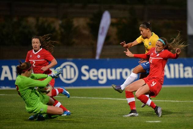 Fußball, Damen, Algarve Cup, Brasilien - Kanada Schuss von Debora de Oliveira (Brasilien), Stephanie Labbe (Torwart Kanada) hält Parchal, Portugal, 09.03.2016 - Fussball, Frauenfussball, Algarve Cup 2016, Brasilien vs Kanada , Fussball, Frauenfussball, Algarve Cup 2016, Brasilien vs Kanada , xKLx