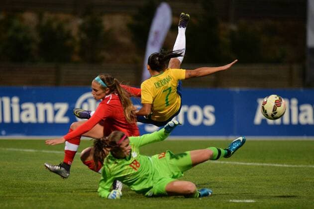Schuss von Debora de Oliveira (Brasilien), Stephanie Labbe (Torwart Kanada) hält Parchal, Portugal, 09.03.2016 - Fussball, Frauenfussball, Algarve Cup 2016, Brasilien vs Kanada , Fussball, Frauenfussball, Algarve Cup 2016, Brasilien vs Kanada , xKLx