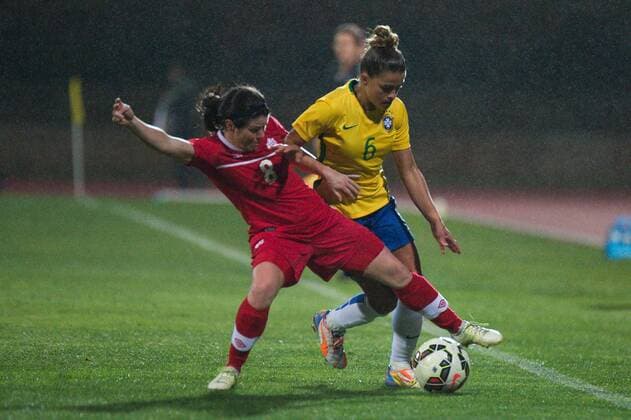 Fußball, Damen, Algarve Cup, Brasilien - Kanada Diana Matheson (Kapitän Kanada) gegen Tamires Gomes (Brasilien) Parchal, Portugal, 09.03.2016 - Fussball, Frauenfussball, Algarve Cup 2016, Brasilien vs Kanada , Fussball, Frauenfussball, Algarve Cup 2016, Brasilien vs Kanada , xKLx