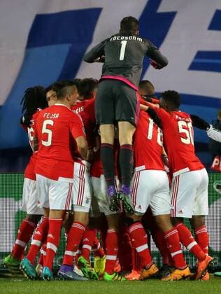 Bilder des Tages - SPORT FuÃŸball, Champions League, Zenit St. Petersburg - Benfica Lissabon ST. PETERSBURG, RUSSIA. MARCH 9, 2016. Benfica s players celebrate scoring in the second leg of the 2015-16 UEFA Champions League Last 16 football match against FC Zenit St. Petersburg at Petrovsky Stadium. SL Benfica won the game 2:1. Alexander Demianchuk TASS  TS018E34