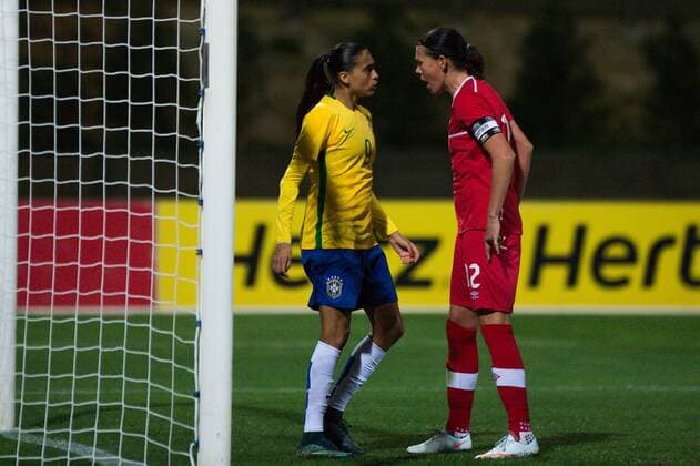 Fußball, Damen, Algarve Cup, Brasilien - Kanada Andressa da Silva (Brasilien) und Christine Sinclair (Kanada) geraten aneinander Parchal, Portugal, 09.03.2016 - Fussball, Frauenfussball, Algarve Cup 2016, Brasilien - Kanada , Fussball, Frauenfussball, Algarve Cup 2016, Brasilien - Kanada , xKLx