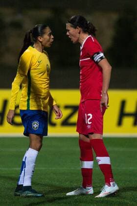 Andressa da Silva (Brasilien) und Christine Sinclair (Kanada) geraten aneinander Parchal, Portugal, 09.03.2016 - Fussball, Frauenfussball, Algarve Cup 2016, Brasilien - Kanada , Fussball, Frauenfussball, Algarve Cup 2016, Brasilien - Kanada , xKLx