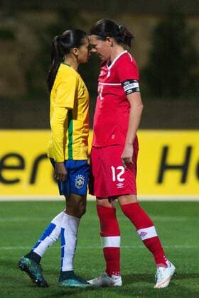 Fußball, Damen, Algarve Cup, Brasilien - Kanada Andressa da Silva (Brasilien) und Christine Sinclair (Kanada) geraten aneinander Parchal, Portugal, 09.03.2016 - Fussball, Frauenfussball, Algarve Cup 2016, Brasilien - Kanada , Fussball, Frauenfussball, Algarve Cup 2016, Brasilien - Kanada , xKLx