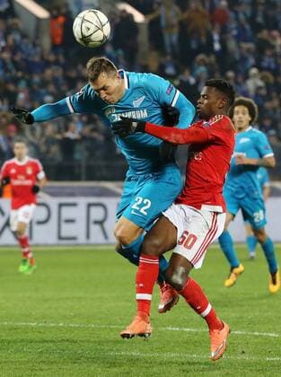 FuÃŸball, Champions League, Zenit St. Petersburg - Benfica Lissabon ST. PETERSBURG, RUSSIA. MARCH 9, 2016. Zenit s Artyom Dzyuba (L) and Benfica s Nelson Semedo fight for the ball in the second leg of their 2015-16 UEFA Champions League Last 16 football match at Petrovsky Stadium. SL Benfica won the game 2:1. Alexander Demianchuk TASS  TS018E3A