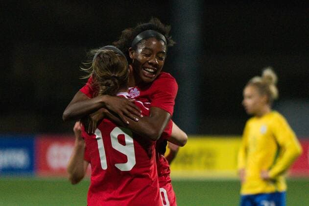 Fußball, Damen, Algarve Cup, Brasilien - Kanada Torjubel Kanada, Janine Beckie (Kanada) und Ashley Lawrence (Kanada) Parchal, Portugal, 09.03.2016 - Fussball, Frauenfussball, Algarve Cup 2016, Brasilien vs Kanada , Fussball, Frauenfussball, Algarve Cup 2016, Brasilien vs Kanada , xKLx