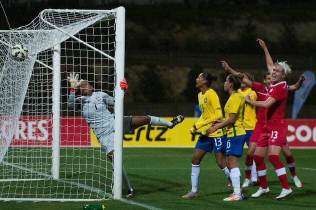 Torschuss Deanne Rose (Kanada) nach Ecke führt zum 1:0 für Kanada, Barbara Barbosa (Torwart Brasilien), Torjubel Kanada, Sophie Schmidt (Kanada) Parchal, Portugal, 09.03.2016 - Fussball, Frauenfussball, Algarve Cup 2016, Brasilien vs Kanada , Fussball, Frauenfussball, Algarve Cup 2016, Brasilien vs Kanada , xKLx