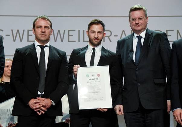09.03.2016, xfux, Fussball, Abschlussveranstaltung des Fußball-Lehrer-Lehrgangs 2015 2016 und Verleihung des Trainerpreises des deutschen Fußballs 2015, emspor, v.l. Sportdirektor Hans-Dieter HANSI Flick (Deutsche Fussball Nationalmannschaft DFB), Domenico Tedesco mit Urkunde, Schatzmeister Reinhard Grindel (Deutsche Fussball Bund DFB)