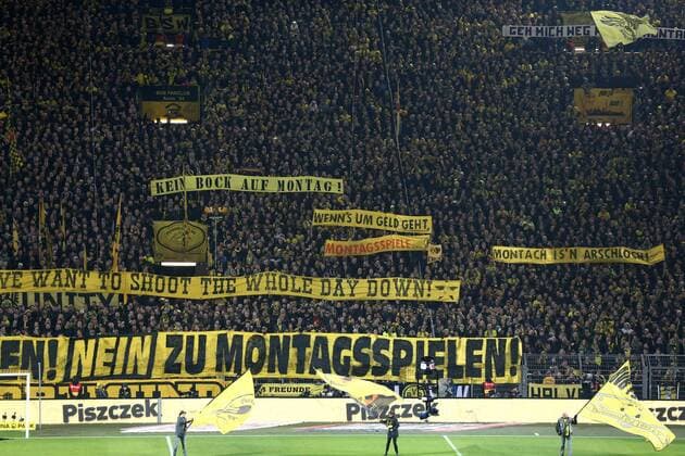 Samstag 05.03.2016, Saison 2015 2016, 1. Bundesliga, 25. Spieltag im Dortmunder Signal Iduna Park, BVB Borussia Dortmund - FC Bayern München, Das Fanbündnis Südtribüne Dortmund protestiert auf der Südtribüne gegen die weitere Spieltagszerstückelungen durch die DFL sowie gegen Montagsspiele und für fangerechte Anstosszeiten mit diversen Spruchbändern: Für fangerechte Anstosszeiten - Nein zu Montagsspielen
