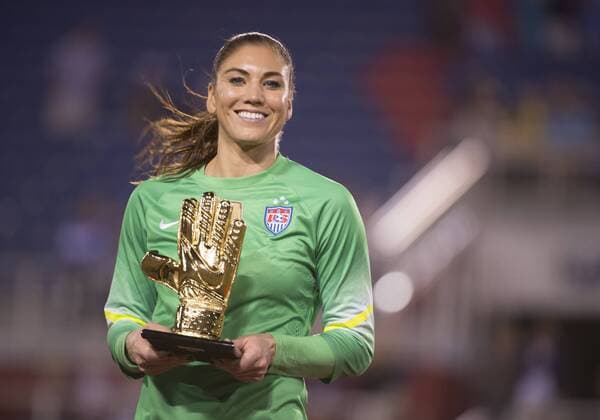 Themen der Woche - Sport Bilder des Tages - SPORT 09 March 2016: United States Goalkeeper Hope Solo (1) smiles and holds the Golden Glove trophy after USA won the SheBelieves Cup soccer match against Germany at the FAU Stadium in Boca Raton, Florida. (Photo by Doug Murray Icon Sportswire) SOCCER: MAR 09 Women s - SheBelieves Cup - USA v Germany Icon796160309007 EDITORIAL USE ONLY