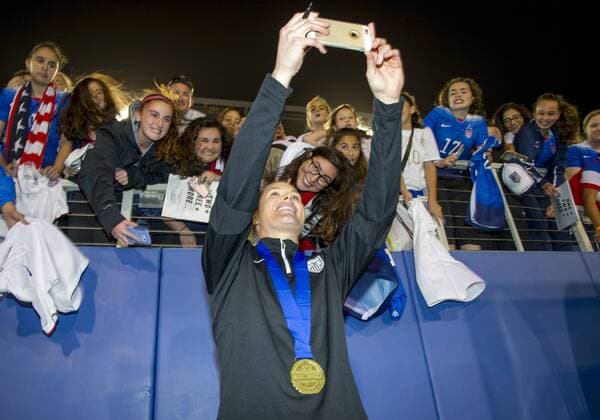09 March 2016: United States Goalkeeper Ashlyn Harris (18) uses a fans cellphone to take a selfie with the fans in the stands after USA won the SheBelieves Cup soccer match against Germany at the FAU Stadium in Boca Raton, Florida. (Photo by Doug Murray Icon Sportswire) SOCCER: MAR 09 Women s - SheBelieves Cup - USA v Germany Icon796160309021 EDITORIAL USE ONLY