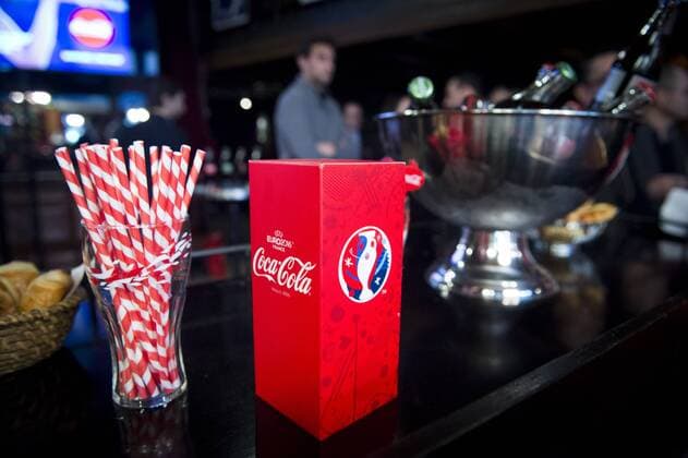 Flasche Colaflasche Coca Cola Präsentation des Coca Cola Sponsoring bei der EURO 2016 - 10 03 2016 JBAutissierx 