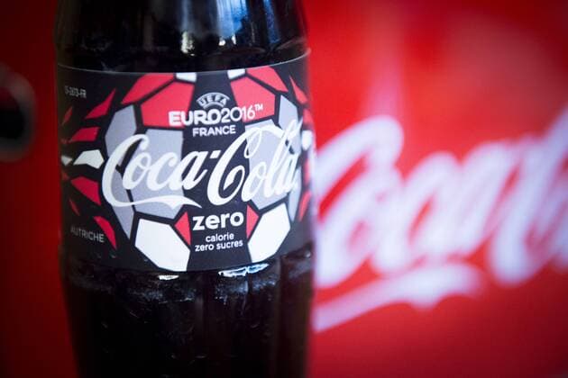 Flasche Colaflasche Coca Cola Präsentation des Coca Cola Sponsoring bei der EURO 2016 - 10 03 2016 JBAutissierx 