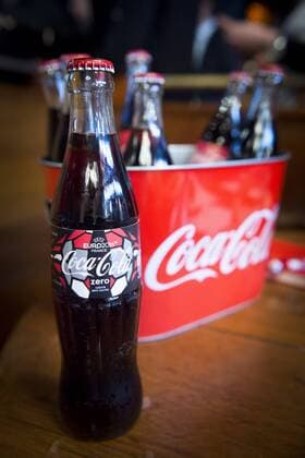 Flasche Colaflasche Coca Cola Präsentation des Coca Cola Sponsoring bei der EURO 2016 - 10 03 2016 JBAutissierx 