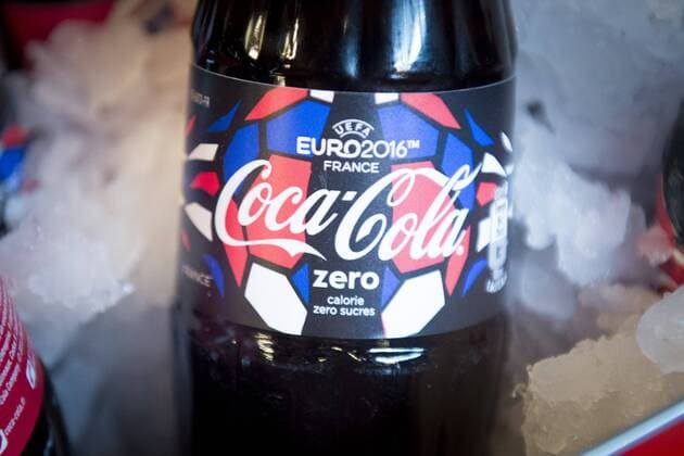 Flasche Colaflasche Coca Cola Präsentation des Coca Cola Sponsoring bei der EURO 2016 - 10 03 2016 JBAutissierx 