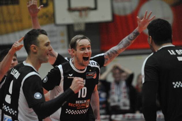GER,VBL, SVG Lueneburg vs Berlin Recycling Volleys 09.03.2016, Gellersenhalle, Lueneburg, GER, VBL, SVG Lueneburg vs Berlin Recycling Volleys im Bild die Berliner Mannschaft jubellt nordphotoxWitke