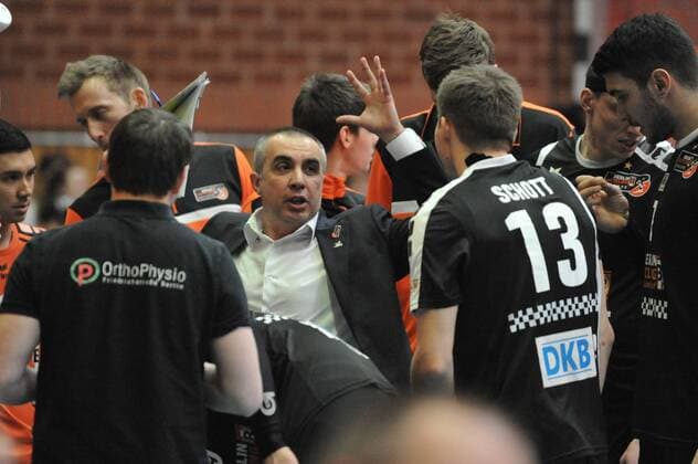 GER,VBL, SVG Lueneburg vs Berlin Recycling Volleys 09.03.2016, Gellersenhalle, Lueneburg, GER, VBL, SVG Lueneburg vs Berlin Recycling Volleys im Bild Trainer Roberto Semiotti (Berlin) spricht mit seiner Mannschaft nordphotoxWitke