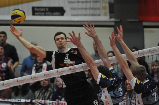 GER,VBL, SVG Lueneburg vs Berlin Recycling Volleys 09.03.2016, Gellersenhalle, Lueneburg, GER, VBL, SVG Lueneburg vs Berlin Recycling Volleys im Bild Robert Kromm (Berlin 03) versucht sich gegen Scott Michael Kevorken (Lueneburg 03) und Jannik Poerner (Pörner Lueneburg 07) durchzusetzen nordphotoxWitke