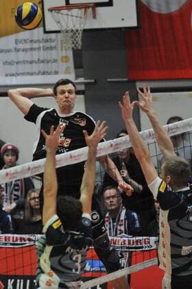 GER,VBL, SVG Lueneburg vs Berlin Recycling Volleys 09.03.2016, Gellersenhalle, Lueneburg, GER, VBL, SVG Lueneburg vs Berlin Recycling Volleys im Bild Robert Kromm (Berlin 03) versucht sich gegen Scott Michael Kevorken (Lueneburg 03) und Jannik Poerner (Pörner Lueneburg 07) durchzusetzen nordphotoxWitke