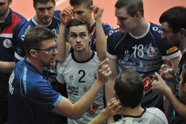 GER,VBL, SVG Lueneburg vs Berlin Recycling Volleys 09.03.2016, Gellersenhalle, Lueneburg, GER, VBL, SVG Lueneburg vs Berlin Recycling Volleys im Bild Trainer Stefan Huebner (Hübner Lueneburg) redet mit seiner Mannschaft nordphotoxWitke