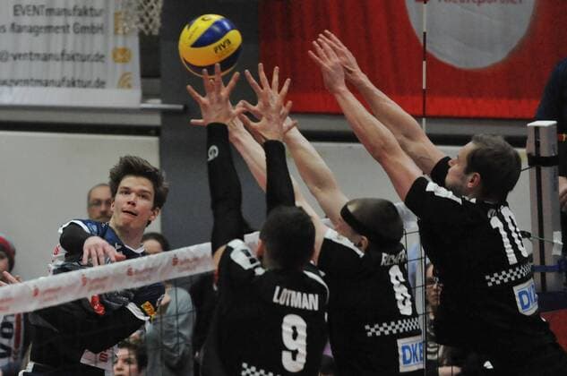 GER,VBL, SVG Lueneburg vs Berlin Recycling Volleys 09.03.2016, Gellersenhalle, Lueneburg, GER, VBL, SVG Lueneburg vs Berlin Recycling Volleys im Bild Robert Kromm (Berlin 09), Felix Fischer (Berlin 06) und Sebastian Kuehner (Kühner Berlin 10) versuchen sich gegen Nickolas Del Bianco (Lueneburg 15) durchzusetzen nordphotoxWitke