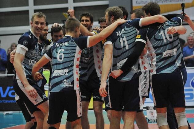GER,VBL, SVG Lueneburg vs Berlin Recycling Volleys 09.03.2016, Gellersenhalle, Lueneburg, GER, VBL, SVG Lueneburg vs Berlin Recycling Volleys im Bild die Mannschaft von Lueneburg jubelt ueber den Sieg nordphotoxWitke