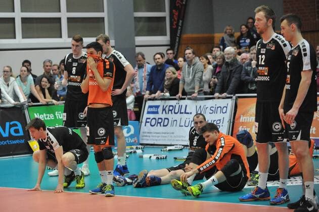 GER,VBL, SVG Lueneburg vs Berlin Recycling Volleys 09.03.2016, Gellersenhalle, Lueneburg, GER, VBL, SVG Lueneburg vs Berlin Recycling Volleys im Bild die Berliner Mannschaft laesst die Koepfe haengen nordphotoxWitke