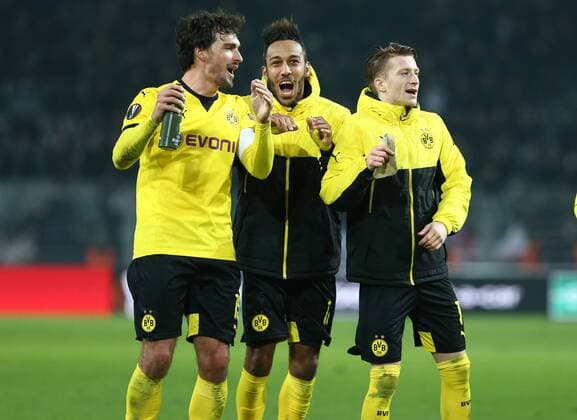 Bilder des Tages - SPORT Donnerstag 10.03.2016, Saison 2015 2016, UEFA Europa League Achtelfinale Hinspiel im Dortmunder Signal Iduna Park, BVB Borussia Dortmund - Tottenham Hotspur, Jubel der Dortmunder Spieler nach Abpfiff: Mats Hummels (BVB), Pierre-Emerick Aubameyang (BVB) und Marco Reus (BVB), v.l.