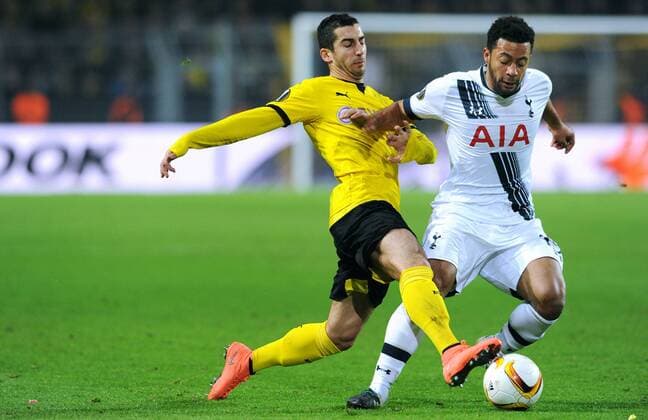 Fussball, UEFA Europe League, Herren, Saison 2015 2016, Achtelfinale Hinspiel, Borussia Dortmund, BVB - Tottenham Hotspur (weiss) 3:0; Henrikh Mkhitaryan (BVB), Mousa Dembele (Tottenham), Aktion.