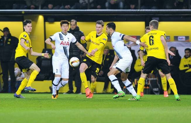 Fussball, UEFA Europe League, Herren, Saison 2015 2016, Achtelfinale Hinspiel, Borussia Dortmund, BVB - Tottenham Hotspur (weiss) 3:0; v.li.: Julian Weigl (BVB), Heung-Min Son (Tottenham), Trainer Thomas Tuchel (BVB), Lukasz Piszczek (BVB), Nacer Chadli (Tottenham), Sven Bender (BVB), Aktion.