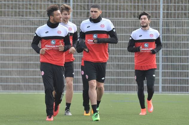 11.03.2016, xTKx, Fussball 1.Bundesliga, FSV MAINZ 05 Training, emspor, v.l. Karim Onisiwo (Mainz 05), Leon Balogun (Mainz 05) , Suat Serdar (Mainz 05),