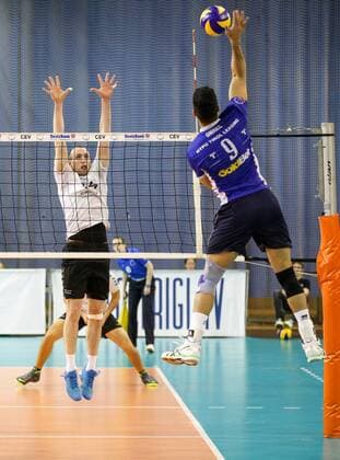 VOLLEYBALL - MEVZA, Kamnik vs Hypo Tirol LJUBLJANA,SLOVENIA,11.MAR.16 - VOLLEYBALL - MEVZA, Middle European Volleyball Zonal Association, men, semi final, Hypo Tirol VT vs Calcit Kamnik. Image shows Gabriel Soares Pessoa (Hypo Tirol) an Ziga Stern (Kamnik). GEPAxpictures xMaticxKlansek