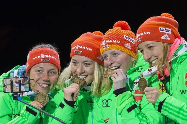 Themen der Woche - Sport Bilder des Tages - SPORT 11.03.2016. Holmenkollen, Oslo, Norway. IBU Biathlon World Championships . L-R Justine Braisaz of France , Anais Bescond of France, Anais Chevalier of France, Marie Dorin Habert of France silver medal Marte Olsbu of Norway, Tiril Eckhoff of Norway, Fanny Horm Birkeland of Norway and Synnoeve Solemdal of Norway gold medal Franziska Preuss of Germany, Franziska Hildebrand of Germany, Maren Hammerschmidt of Germany and Marie Dorin Habert of France bronze medal at the medal award ceremony during the IBU World Championships Biathlon in Holmenkollen Oslo, Norway. xNigelxWaldronx ActionPlus11716432