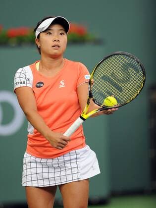 11 March 2016: Kurumi Nara (JPN) gets ready to serve to Venus Williams (USA) who is playing in her first match in Indian Wells since 2001 during the BNP Paribas Open played at the Indian Wells Tennis Garden in Indian Wells, CA. (Photo By John Cordes Icon Sportswire) TENNIS: MAR 11 BNP Paribas Open Icon506160311045 EDITORIAL USE ONLY