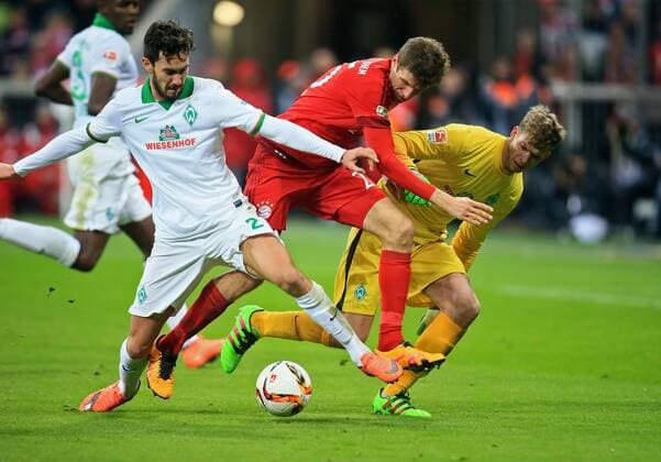 12.03.2016, Fussball 1.Bundesliga 2015 2016, 26.Spieltag, FC Bayern München - SV Werder Bremen, in der Allianz-Arena München. v.li: Santiago Garcia (SV Werder Bremen) gegen Thomas Müller (FC Bayern München), re: Torwart Felix Wiedwald (SV Werder Bremen). 