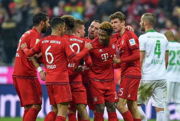 FUSSBALL 1. BUNDESLIGA SAISON 2015 2016 26. SPIELTAG FC Bayern Muenchen - SV Werder Bemen 12.03.2016 Torjubel nach dem 3:0: Mehdi Benatia, Thiago Alcantara, Kingsley Coman, Franck Ribery, David Alaba und Thomas Mueller (v.l., alle FC Bayern Muenchen). Alejandro Galvez (re, SV Werder Bremen) schleicht enttaeuscht davon 