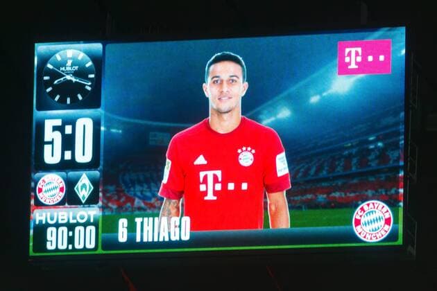 GER, 1.FBL, FC Bayern Muenchen vs. SV Werder Bremen 12.03.2016, Allianz Arena, Muenchen, GER, 1.FBL, FC Bayern Muenchen vs. SV Werder Bremen, im Bild Endstand mit dem Torschuetzen zum 5-0 in der 90sten minute Thiago Alcantara do Nascimento (FCB 6) nphxStraubmeier