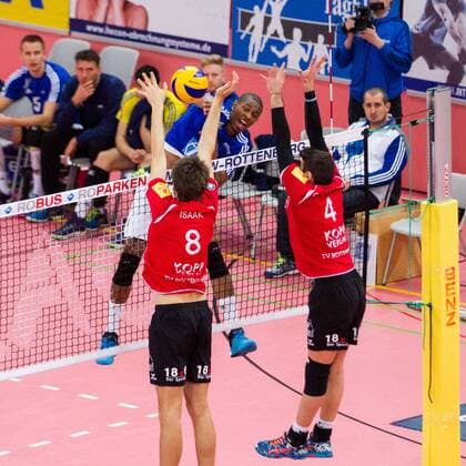 Tuebingen Angriff Luis Fernando Joventino Venceslau ( 4, Friedrichshafen), Block Felix Isaak ( 8, TV Rottenburg) und Federico Cipollone ( 4, TV Rottenburg); 1. Volleyball Bundesliga Maenner, Paul-Horn-Arena, Tuebingen Deutschland, 20160312; Partie: TV Rottenburg gegen VfB Friedrichshafen; Copyright: Wuechnerx xEibner-Pressefoto EP_nwr