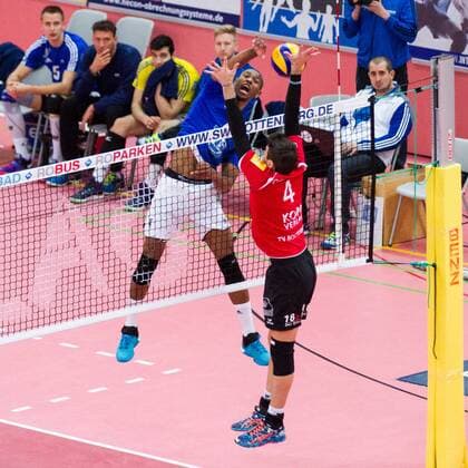 Tuebingen Angriff Luis Fernando Joventino Venceslau ( 4, Friedrichshafen) - Block Federico Cipollone ( 4, TV Rottenburg); 1. Volleyball Bundesliga Maenner, Paul-Horn-Arena, Tuebingen Deutschland, 20160312; Partie: TV Rottenburg gegen VfB Friedrichshafen; Copyright: Wuechnerx xEibner-Pressefoto EP_nwr