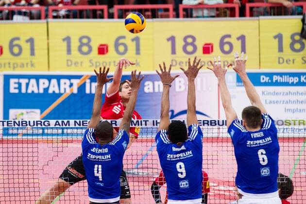 Tuebingen Angriff Sven Metzger ( 7, TV Rottenburg) gegen Block Dreierblock Luis Fernando Joventino Venceslau ( 4, Friedrichshafen), Marc Anthony Honore ( 9, Friedrichshafen) und Michal Finger ( 6, Friedrichshafen); 1. Volleyball Bundesliga Maenner, Paul-Horn-Arena, Tuebingen Deutschland, 20160312; Partie: TV Rottenburg gegen VfB Friedrichshafen; Copyright: Wuechnerx xEibner-Pressefoto EP_nwr