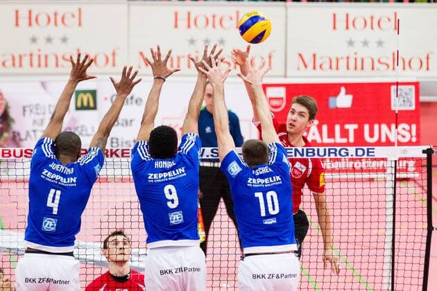 Tuebingen Angriff Johannes Schief ( 14, TV Rottenburg) - Block Luis Fernando Joventino Venceslau ( 4, Friedrichshafen), Marc Anthony Honore ( 9, Friedrichshafen) und Simon Tischer ( 10, Friedrichshafen); 1. Volleyball Bundesliga Maenner, Paul-Horn-Arena, Tuebingen Deutschland, 20160312; Partie: TV Rottenburg gegen VfB Friedrichshafen; Copyright: Wuechnerx xEibner-Pressefoto EP_nwr