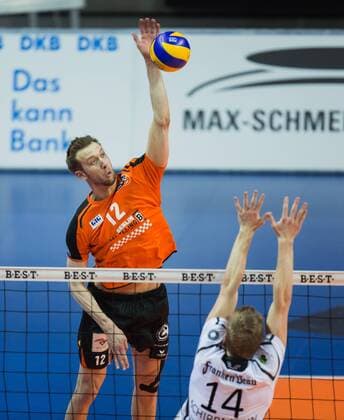 Berlin, Deutschland, 12.03.2016: Volleyball Bundesliga Saison 2015 2016 - Berlin Recycling Volleys - VSG Coburg Grub. Paul Carroll (BR Volleys 12) gegen den Block aus Timon Schippmann (Coburg)