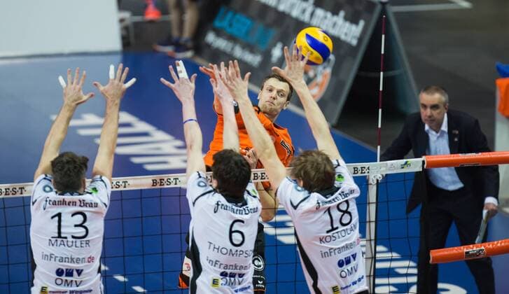 Berlin, Deutschland, 12.03.2016: Volleyball Bundesliga Saison 2015 2016 - Berlin Recycling Volleys - VSG Coburg Grub. Robert Kromm (BR Volleys 3) gegen den Block aus Richard Mauler (Coburg), Ryan Thompson (Coburg) und Lubos Kostolani (Coburg). Rechts Trainer Roberto Serniotti (BR Volleys)