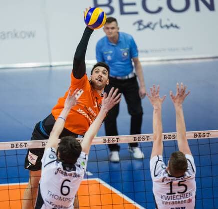 Berlin, Deutschland, 12.03.2016: Volleyball Bundesliga Saison 2015 2016 - Berlin Recycling Volleys - VSG Coburg Grub. Nicolas Le Goff (BR Volleys 7) gegen den Block aus Ryan Thompson (Coburg) und Wojciech Kwiecien (Coburg)