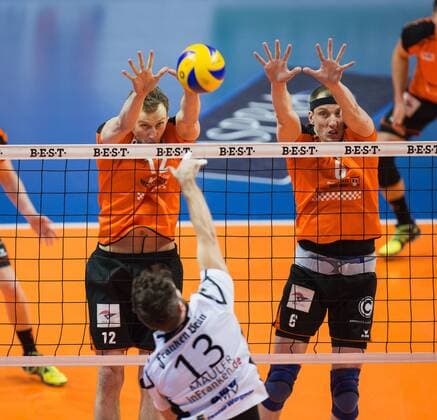 Berlin, Deutschland, 12.03.2016: Volleyball Bundesliga Saison 2015 2016 - Berlin Recycling Volleys - VSG Coburg Grub. Richard Mauler (Coburg) gegen den Block aus Paul Carroll (BR Volleys 12) und Felix Fischer (BR Volleys 6)