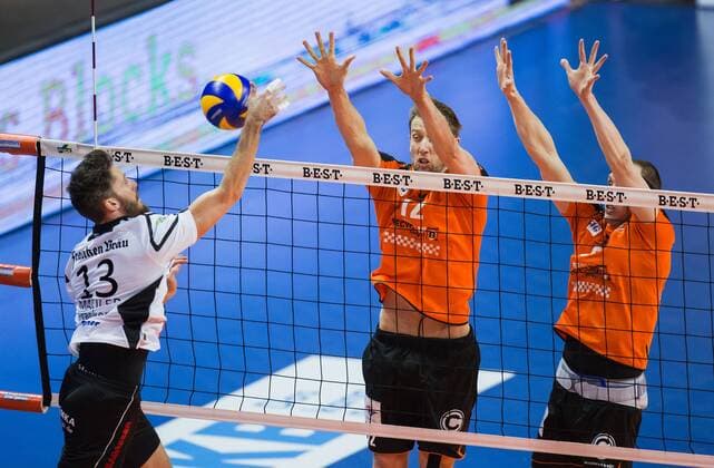 Berlin, Deutschland, 12.03.2016: Volleyball Bundesliga Saison 2015 2016 - Berlin Recycling Volleys - VSG Coburg Grub. Richard Mauler (Coburg) gegen den Block aus Paul Carroll (BR Volleys 12) und Felix Fischer (BR Volleys 6)