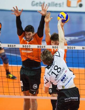 Berlin, Deutschland, 12.03.2016: Volleyball Bundesliga Saison 2015 2016 - Berlin Recycling Volleys - VSG Coburg Grub. Lubos Kostolani (Coburg) gegen den Block aus Nicolas Le Goff (BR Volleys 7) und Ruben Schott (BR Volleys 13)