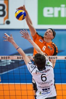Berlin, Deutschland, 12.03.2016: Volleyball Bundesliga Saison 2015 2016 - Berlin Recycling Volleys - VSG Coburg Grub. Felix Fischer (BR Volleys 6) gegen den Block aus Ryan Thompson (Coburg)