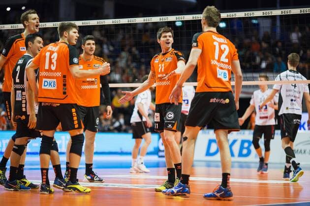 Berlin, Deutschland, 12.03.2016: Volleyball Bundesliga Saison 2015 2016 - Berlin Recycling Volleys - VSG Coburg Grub. Jubel v.li. Robert Kromm (BR Volleys 3), Erik Shoji (BR Volleys 2), Ruben Schott (BR Volleys 13), Nicolas Le Goff (BR Volleys 7), Tsimafei Zhukouski (BR Volleys 11), Paul Carroll (BR Volleys 12)